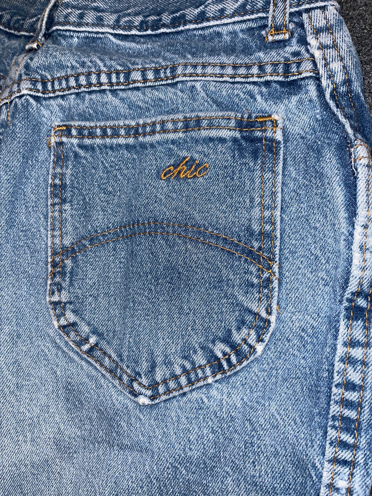 90/00's Chic Denim Mom Jeans Distressed Light Wash Pants - 26" x 27"