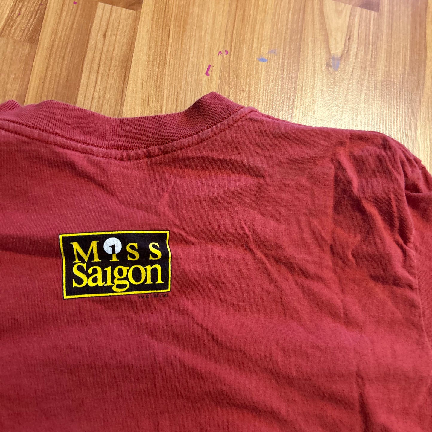 80/90's Tennessee River Gold Miss Saigon Musical Red Tshirt - Medium - 20" x 30.5"