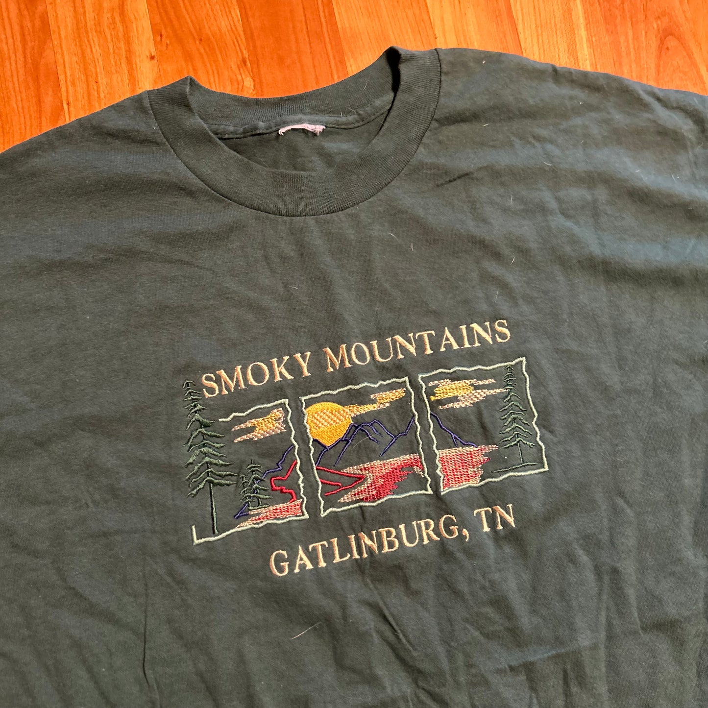 Smoky Mountains Gatlinburg Tennessee Green Embroidered Tshirt - Large - 23" x 33"
