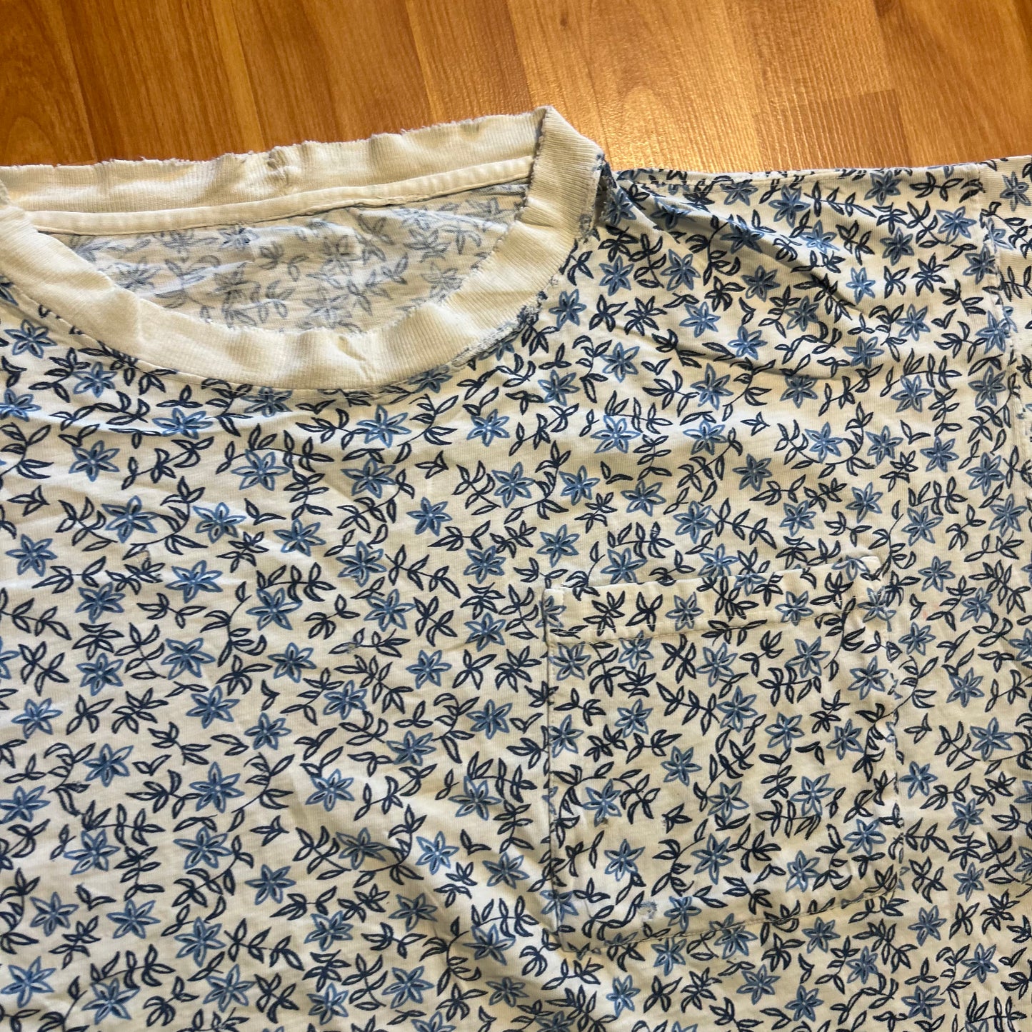 80/90’s Floral Patterned White Blue Pocket Tshirt - Large - 23.5" x 25"