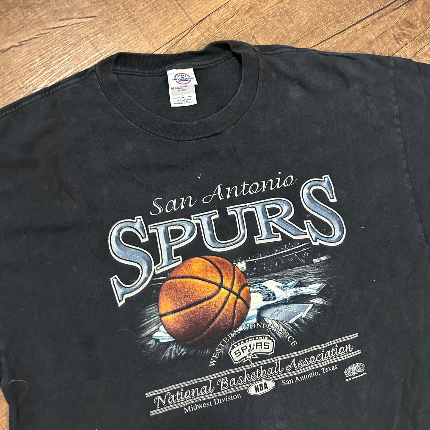 Delta Pro Weight San Antonio Spurs NBA Black Distressed Tshirt - Large - 23.5" x 29"