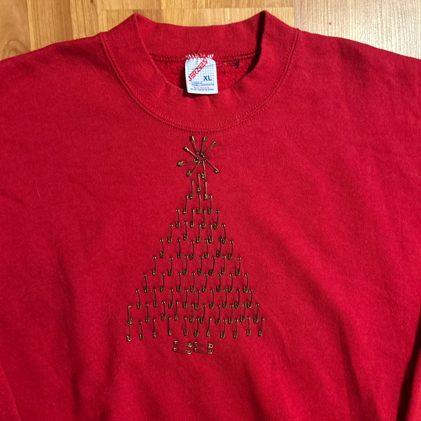90's Jerzees Red Cotton Poly Safety Pin Christmas Tree Crewneck Sweatshirt - Large - 22" x 27"