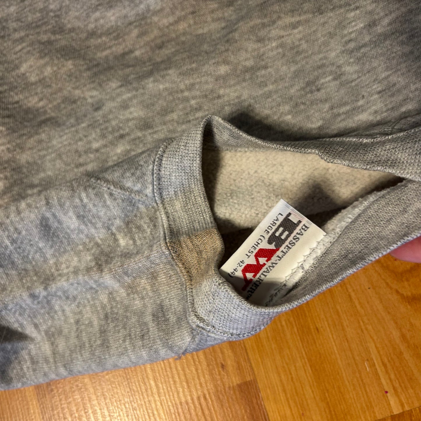 90's Bassett Walker Grey Blank Crewneck Sweatshirt - Medium - 20" x 25"