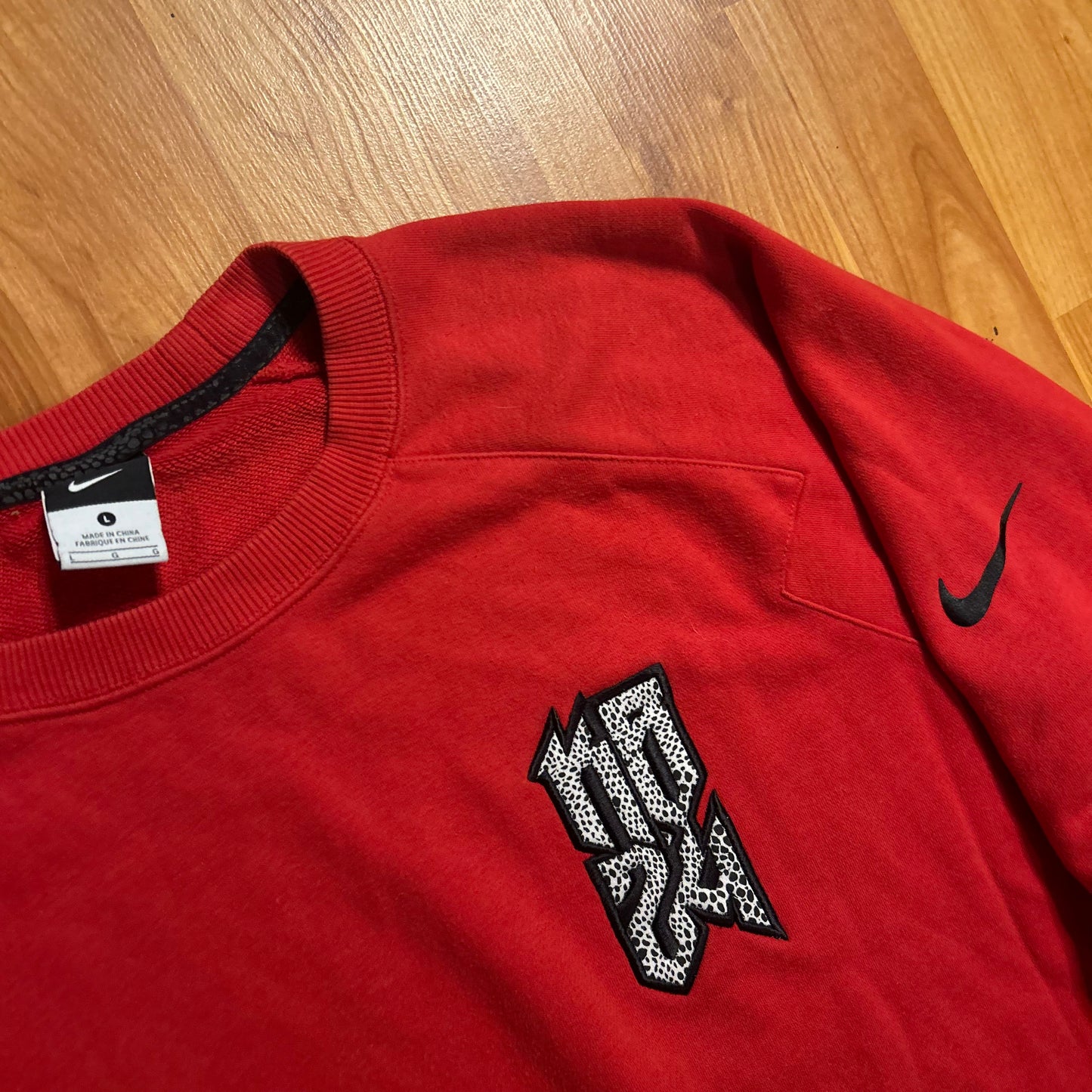 Nike Kobe Bryant 24 Red Crewneck Sweatshirt - Large - 22.5" x 26.5"