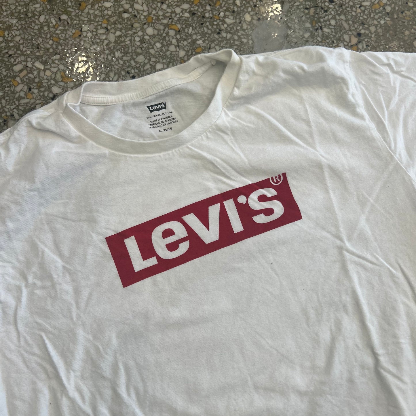Levi's White Red Logo Tshirt - Large - 22" x 28.5"