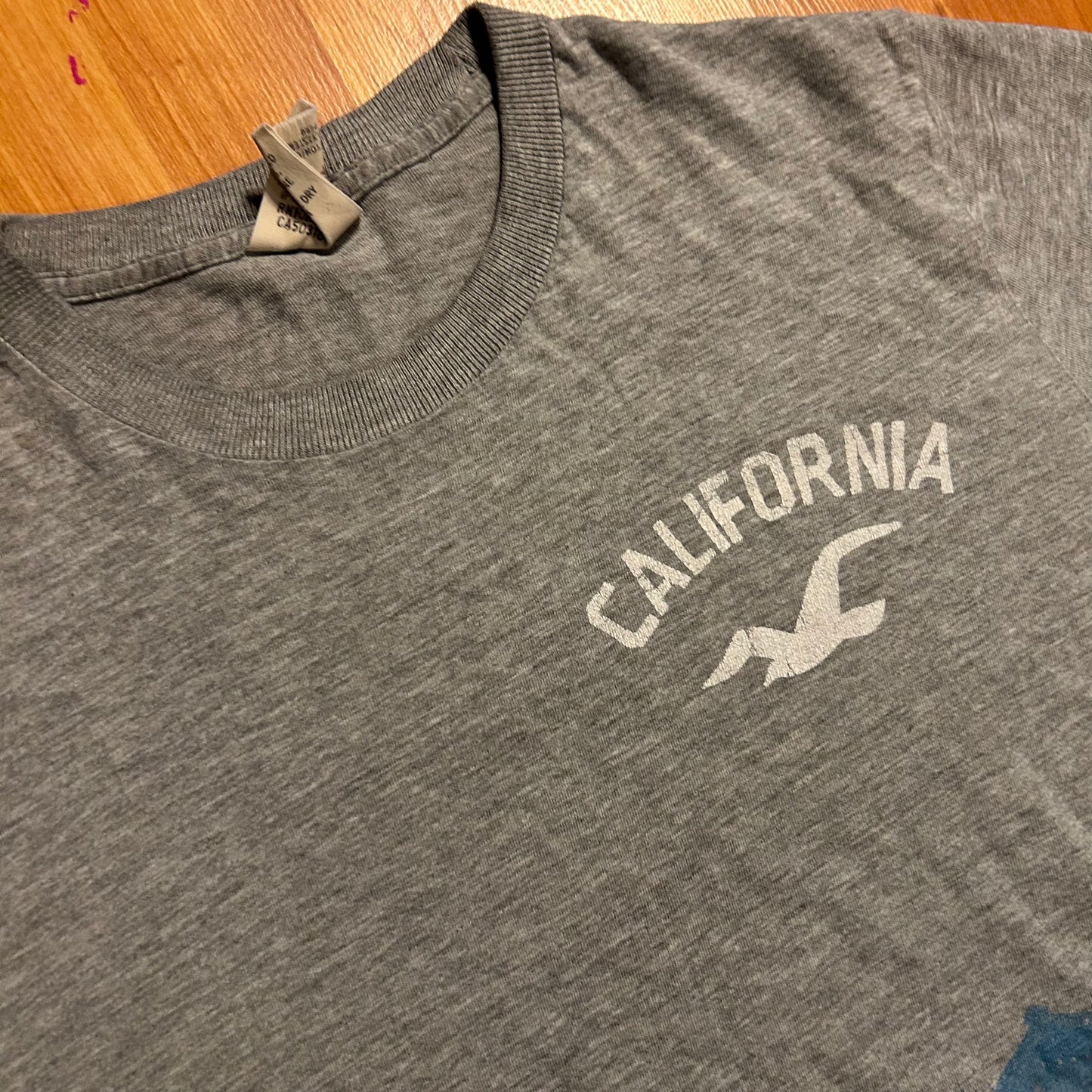 Hollister California Bird Logo Grey Tshirt - Medium - 20" x 27"