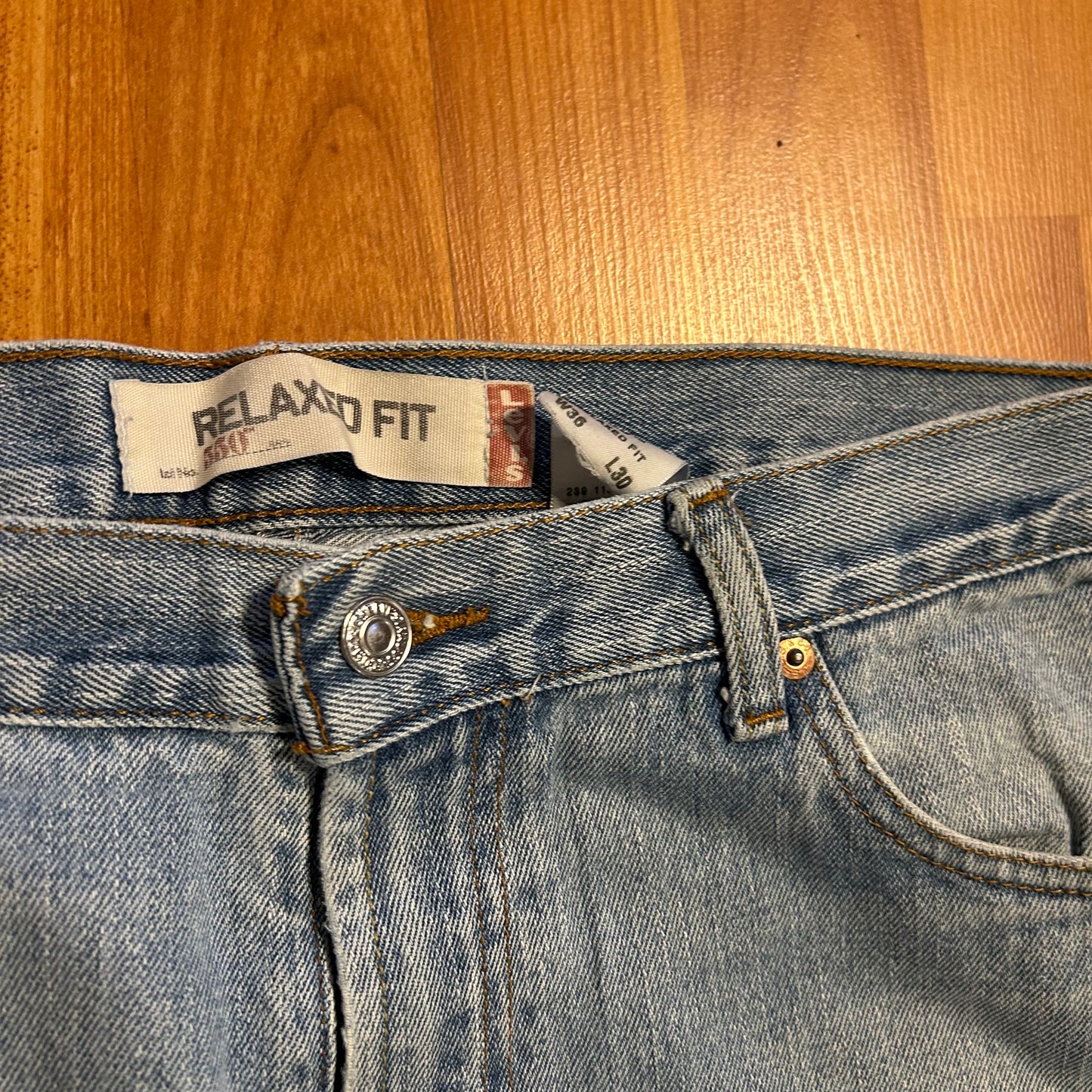 Levis 550 Distressed Light Wash Denim Blue Jeans - 36" x 28"