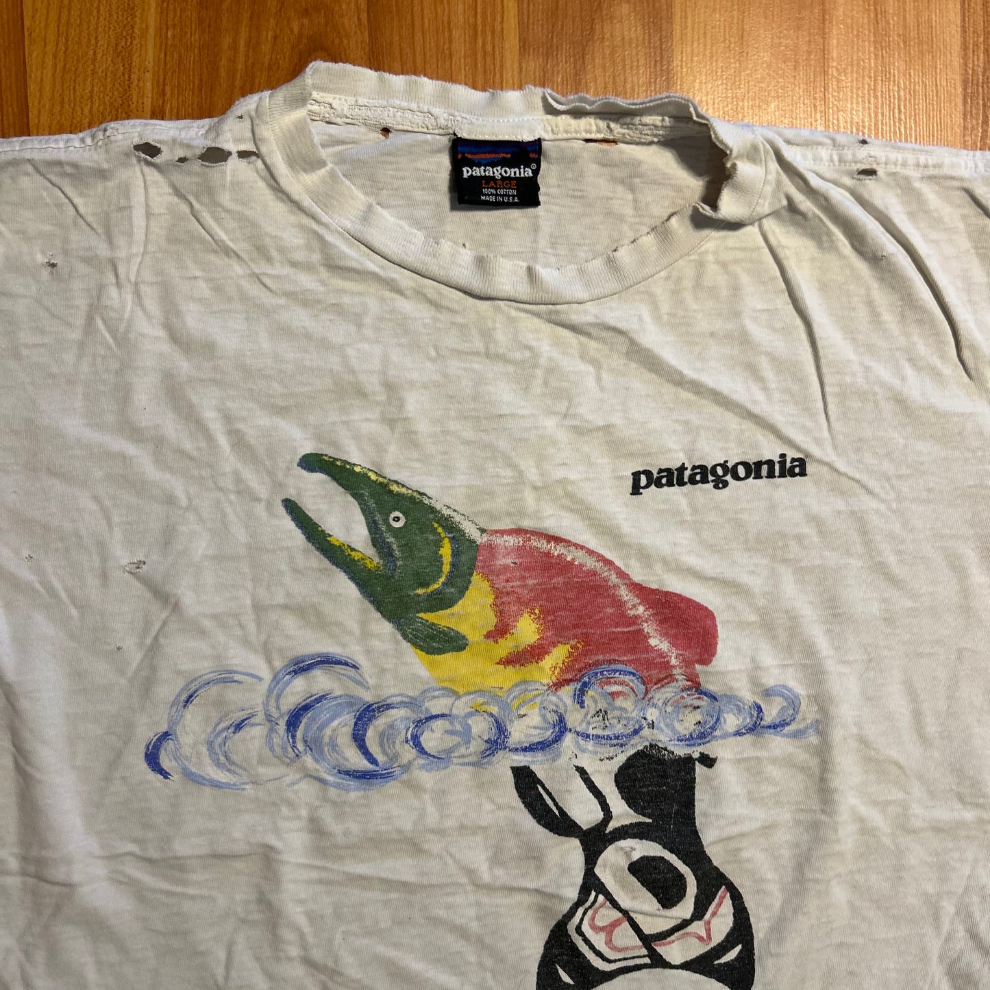 80/90's Patagonia Fish White Distressed Tshirt - Large - 22" x 23"