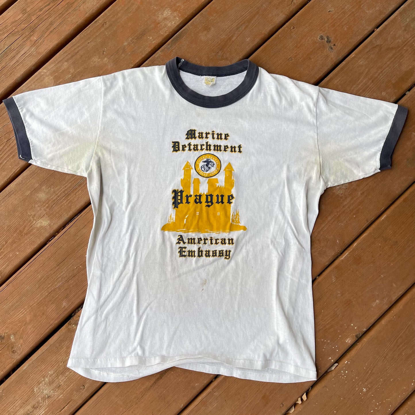 La camiseta de la década de 1980 con el timbre de la embajada estadounidense de Praga se ajusta como una M