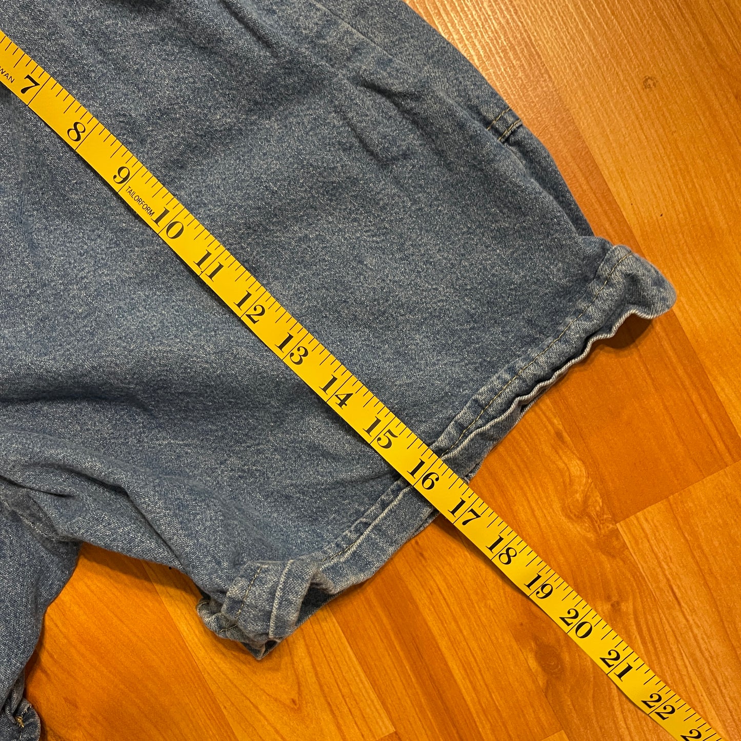 1990's Cherokee Shorts - Tagged 6 Measure 18" x 5"