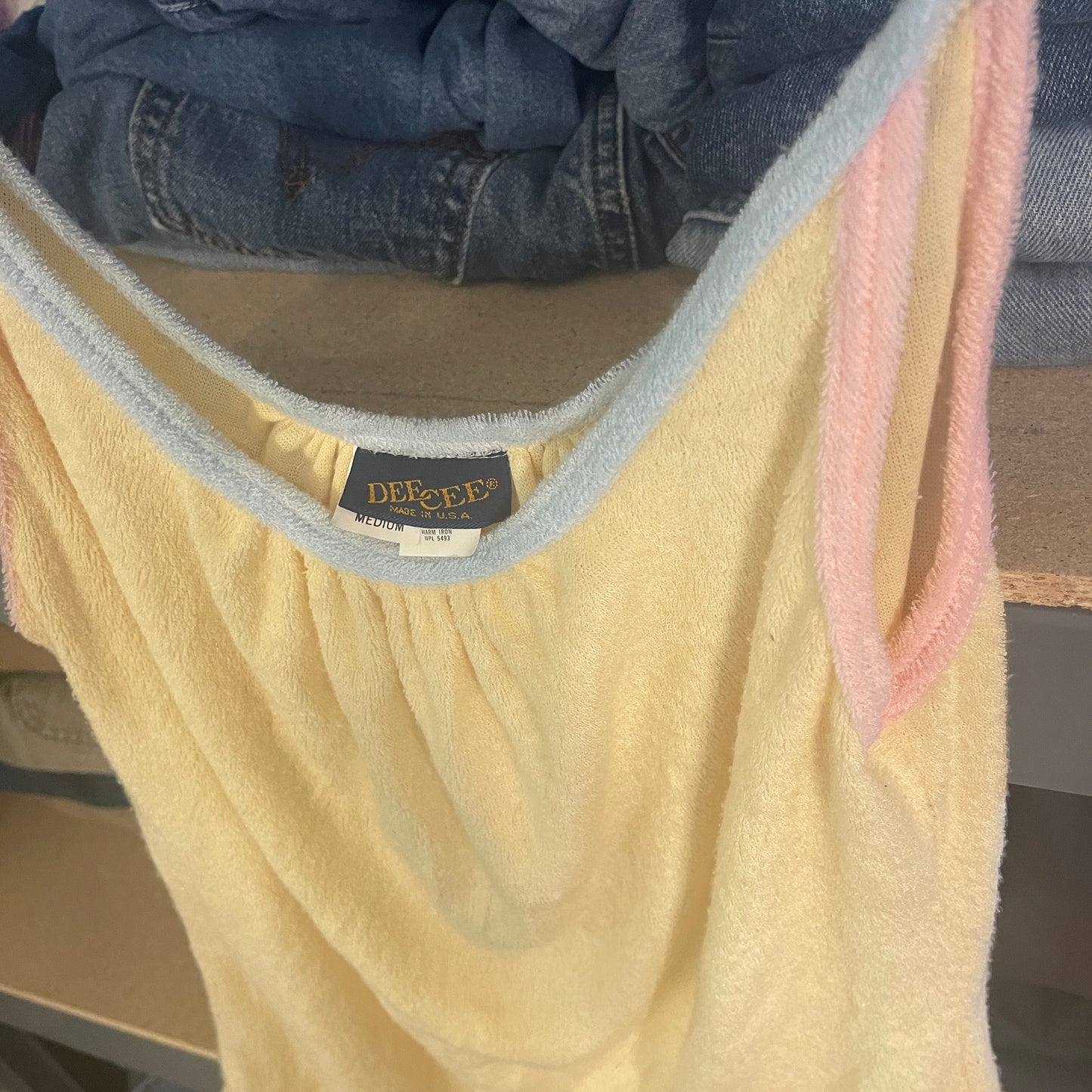 Camiseta sin mangas de tela Terry DeeCee de los años 90 - 18.5" x 18.5"