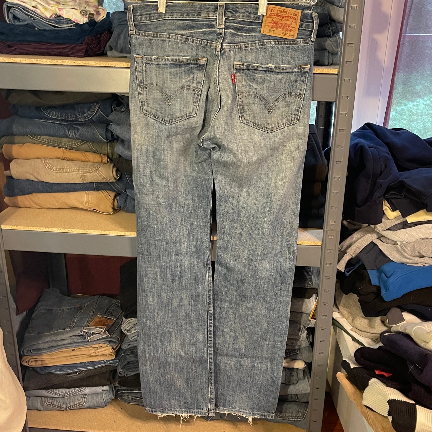 Distressed Levi 501xx 32" x 33"