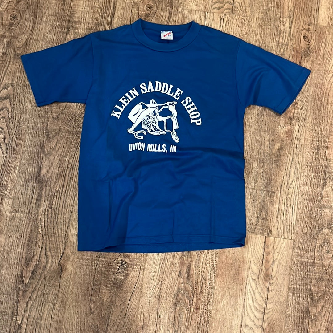 Camiseta Klein Saddle Shop de los 90 - 17” x 25”