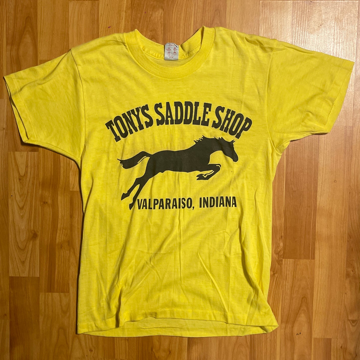 Camiseta Tony Saddle Shop de los años 80 - 18" x 25"
