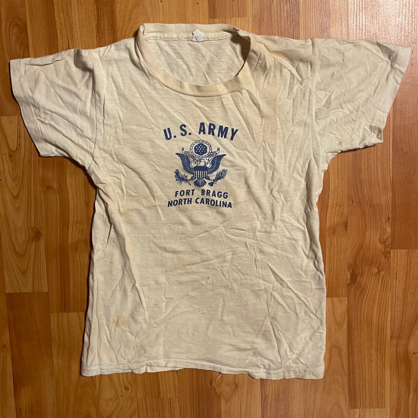 Camiseta de Fort Bragg del Ejército de EE. UU. de los años 80 - 13" x 20"
