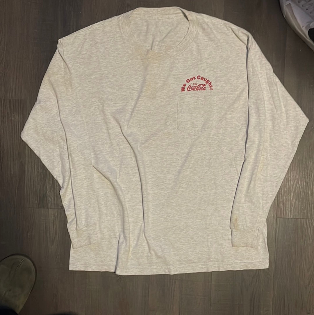 Camisa de manga larga de Coca Cola con las manos rojas atrapadas - 23.5 "x 28"