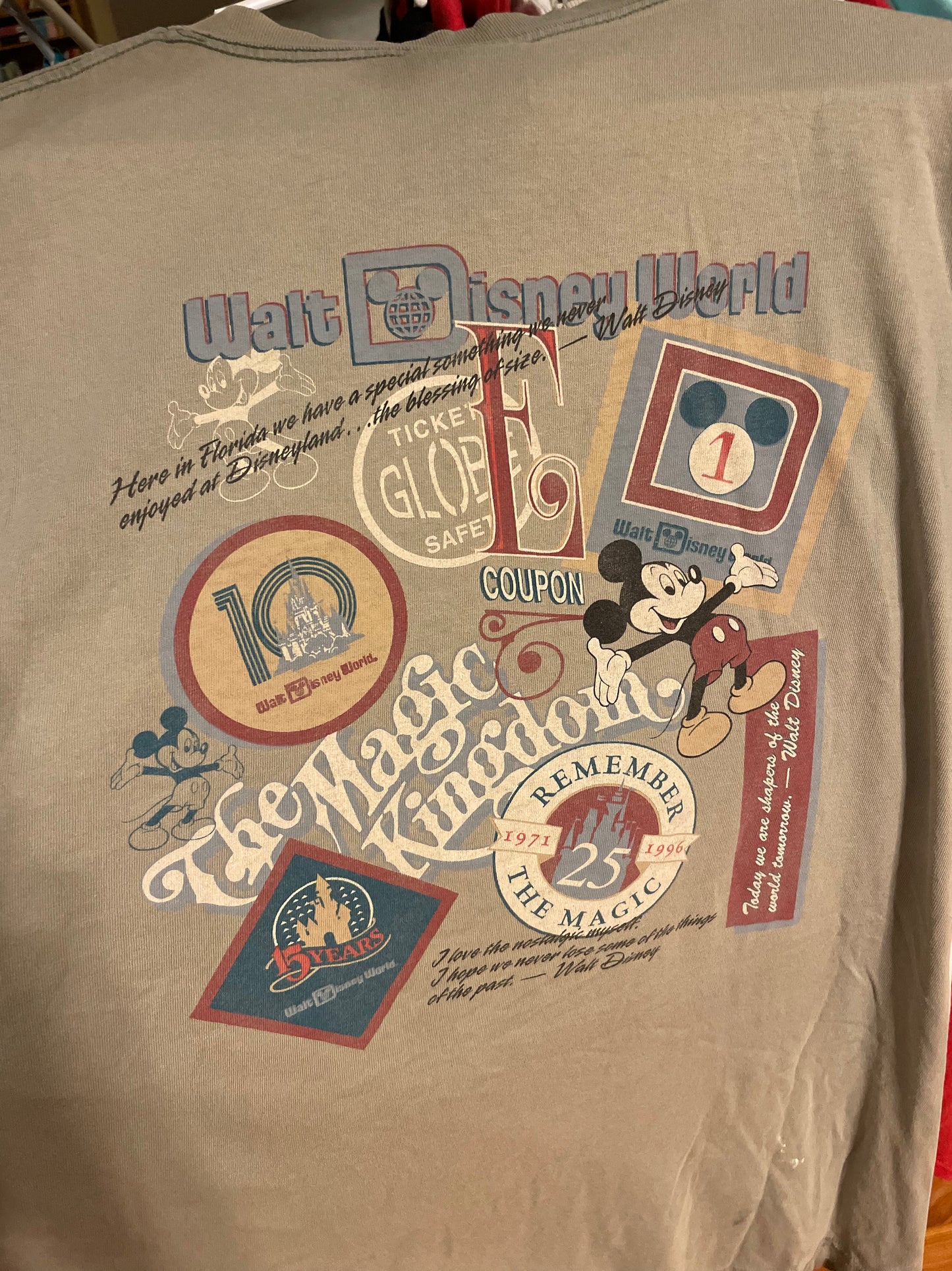 Camiseta de Mickey de Disney de los años 2000 - L 23" x 29"
