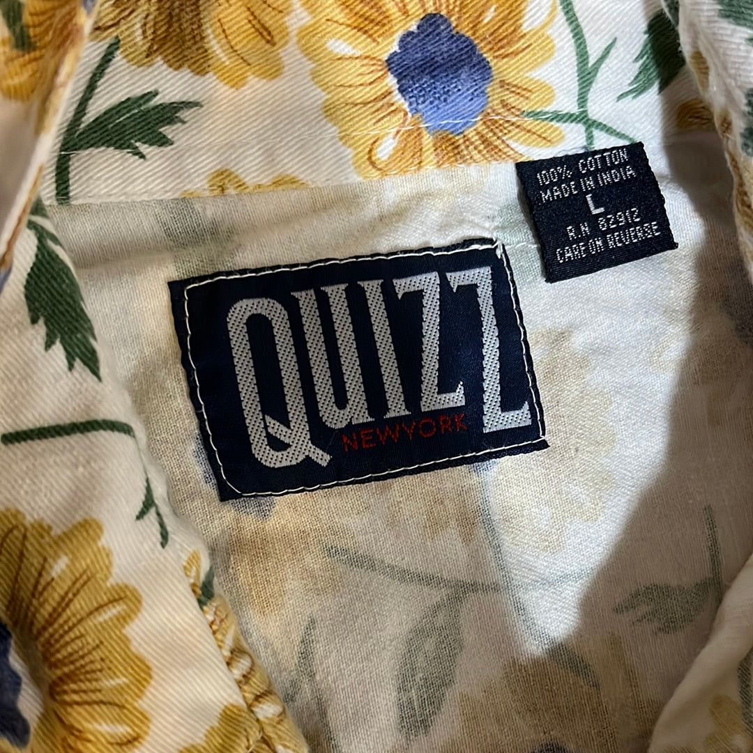 90/00's Quizz Sunflower Short Sleeve Button Up Shirt - Medium - 21” x 27”