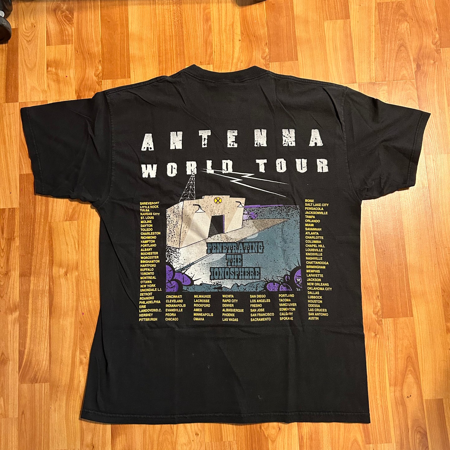 Nice Man ZZ Top Antenna World Tour Penetrating the Ionosphere Rock Band Music Rap Tshirt - Large - 22.5” x 30”