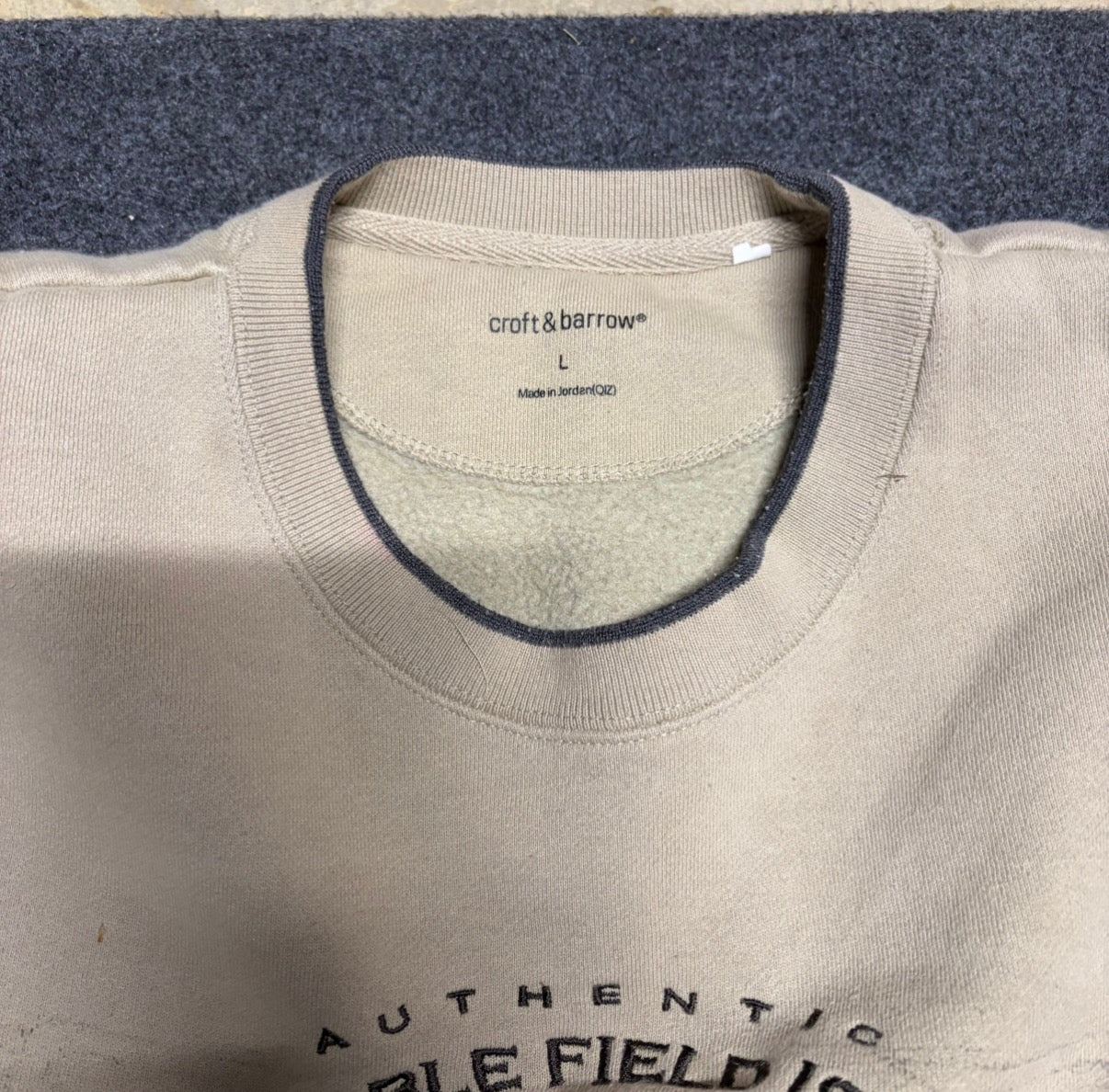 Croft and Barrow Durable Field Issue Loyal True Friend Tan Brown Dog Crewneck Sweatshirt - Boxy XLarge - 26” x 27”