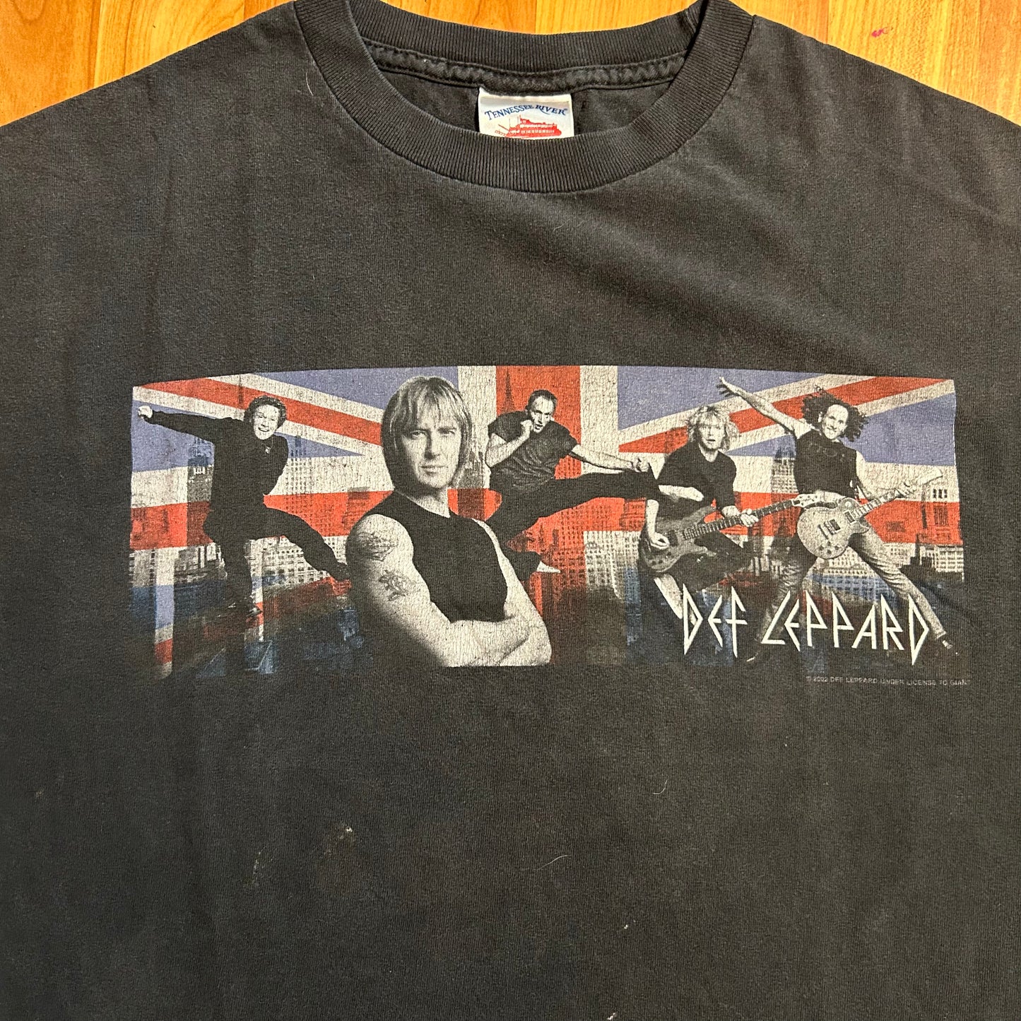 2002 Def Leppard Under License to Giant Tennessee River Band Tshirt - Large - 23” x 28”