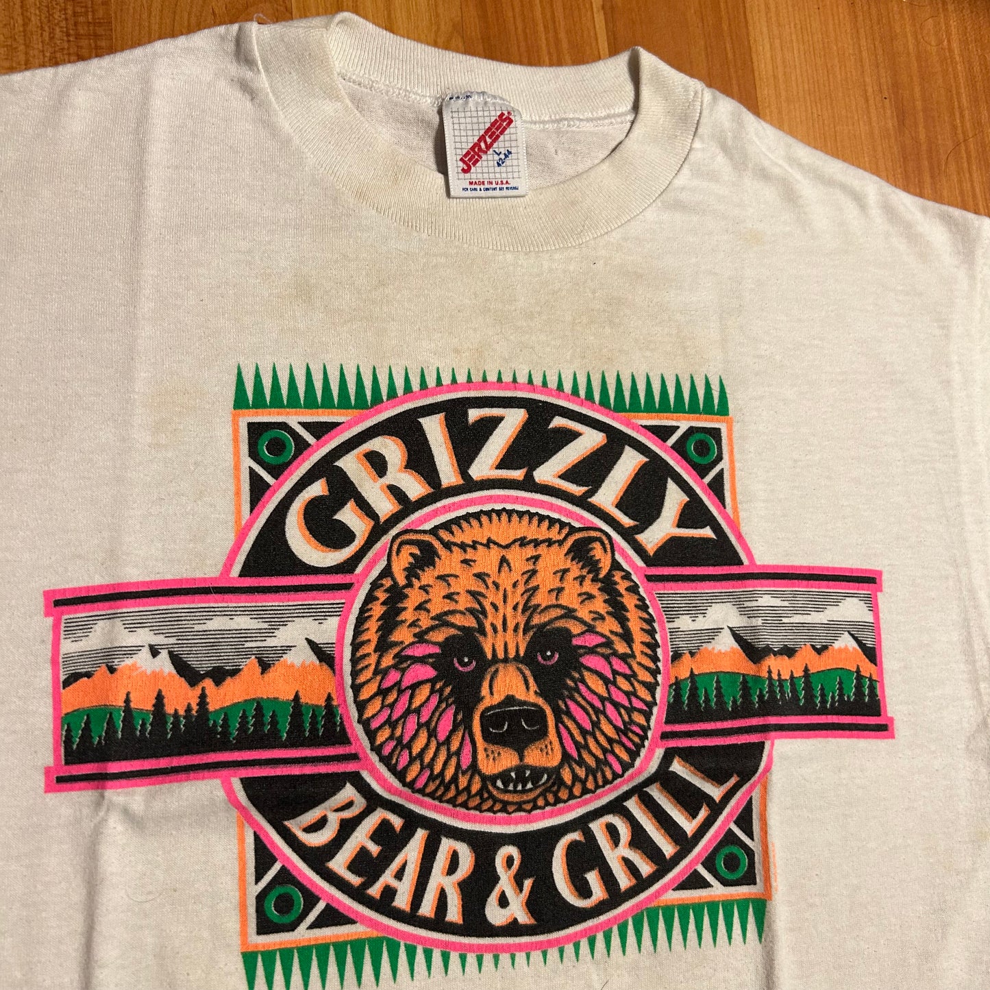 90’s Jerzees Grizzly Bear and Grill White Tshirt - Small - 19” x 25.5”