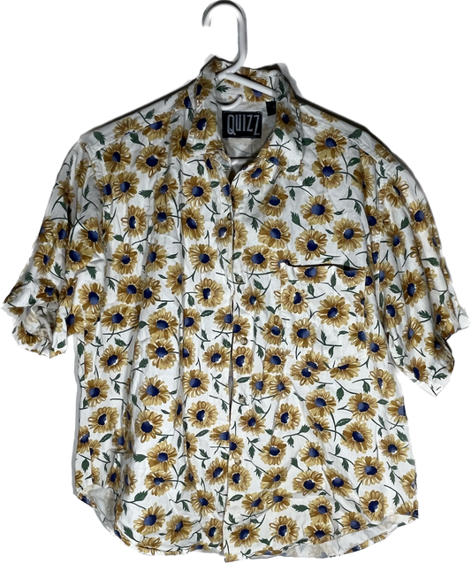 90/00's Quizz Sunflower Short Sleeve Button Up Shirt - Medium - 21” x 27”