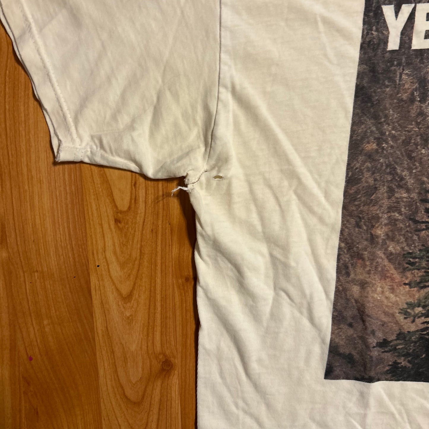 Yellowstone National Park White Distressed Tshirt - Medium - 21" x 27"