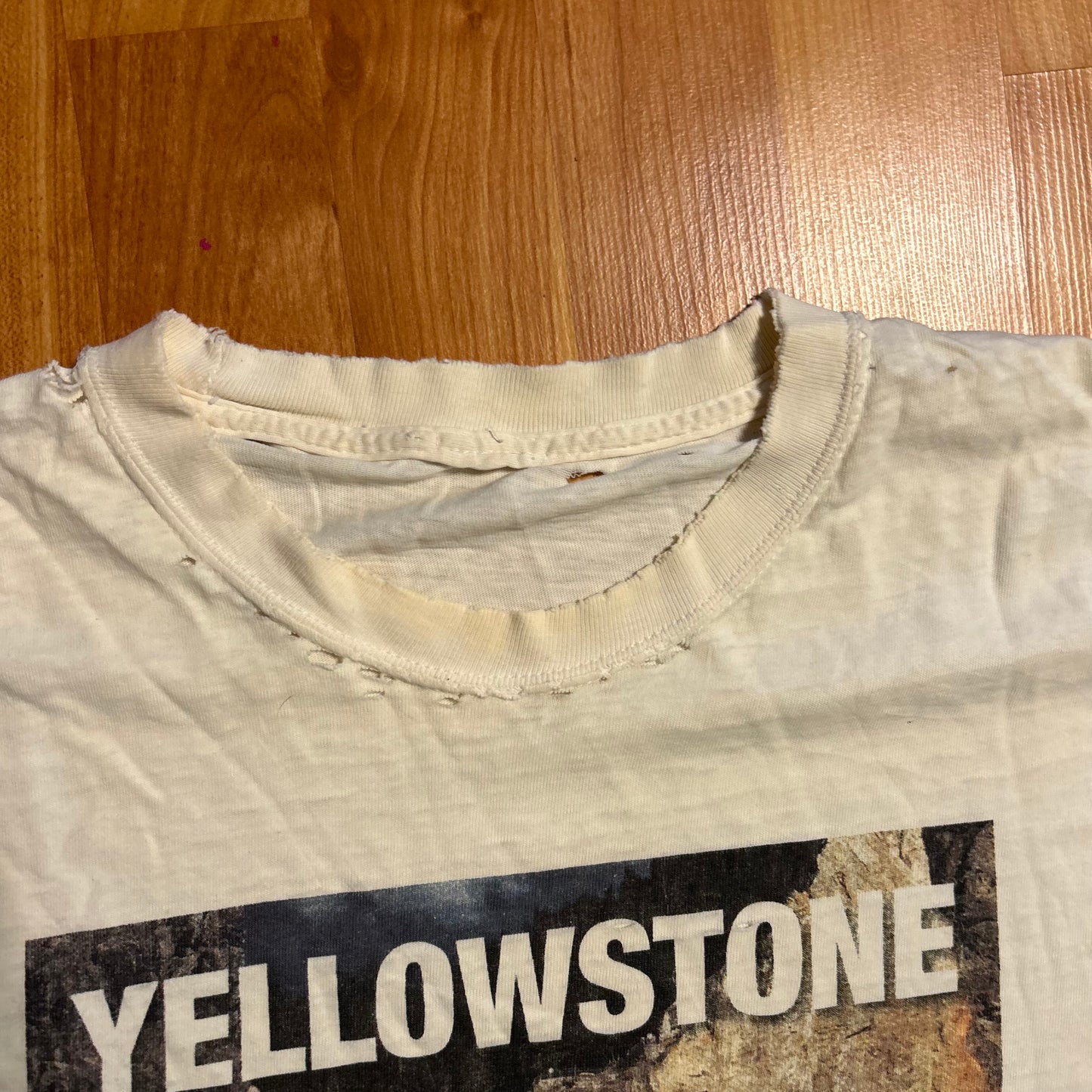 Yellowstone National Park White Distressed Tshirt - Medium - 21" x 27"