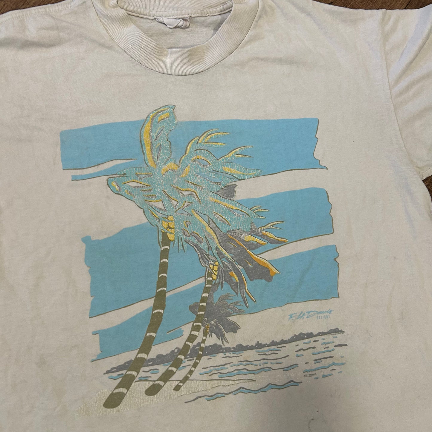 80/90’s Beach Deisgn Grey White Tshirt - Large - 22.5" x 27"
