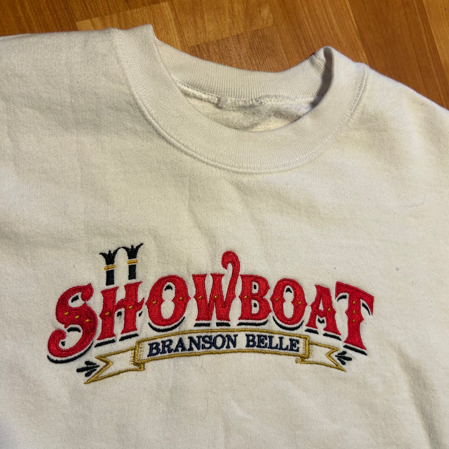 Showboat Branson Belle Embroidered White Crewneck Sweatshirt - Large - 23.5" x 23"