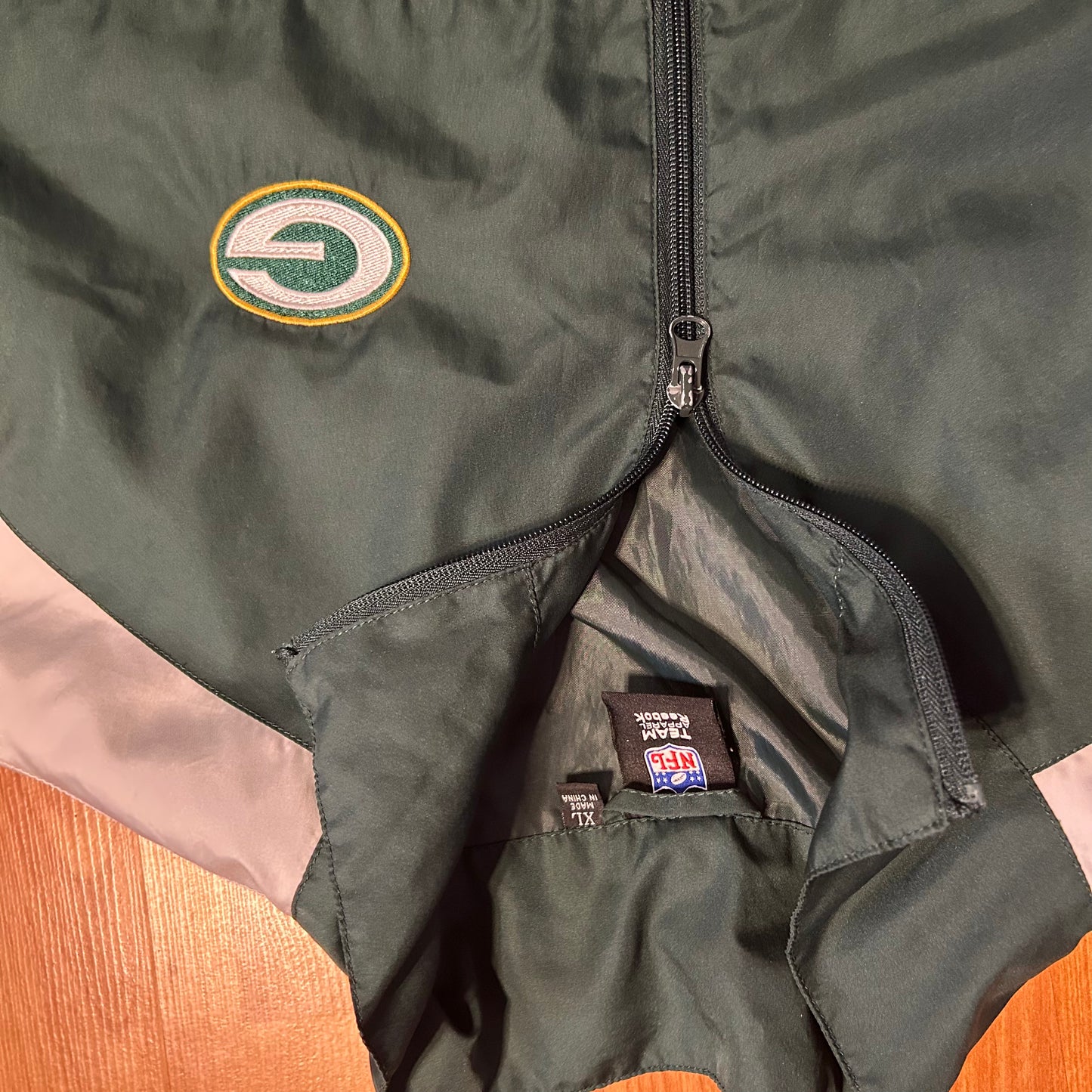 Reebok Green Bay Packers NFL Sports Illustrated Green Nylon Zip Up Windbreaker Jacket - XLarge - 26" x 28"