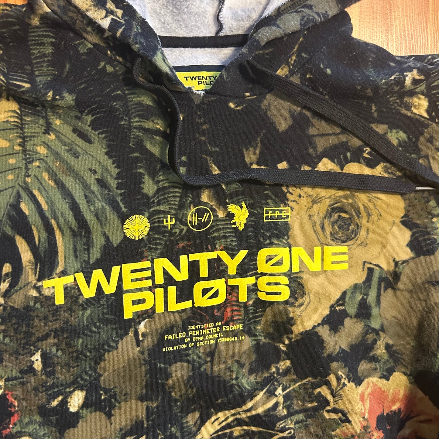 Twenty One Pilots Camo Hoodie Sweatshirt - Medium - 20" x 25"