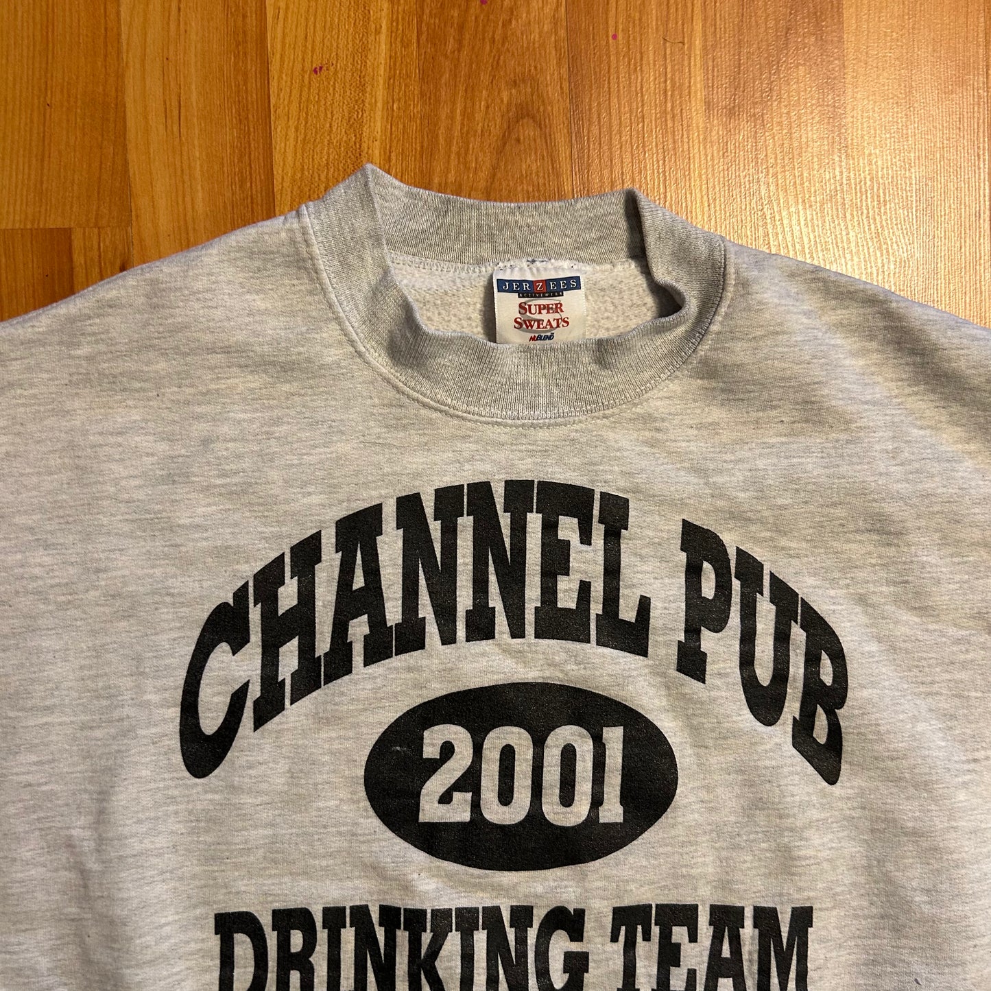 2001 Jerzees Channel Pub Drinking Team Grey Crewneck Sweatshirt - Large - 22" x 24"