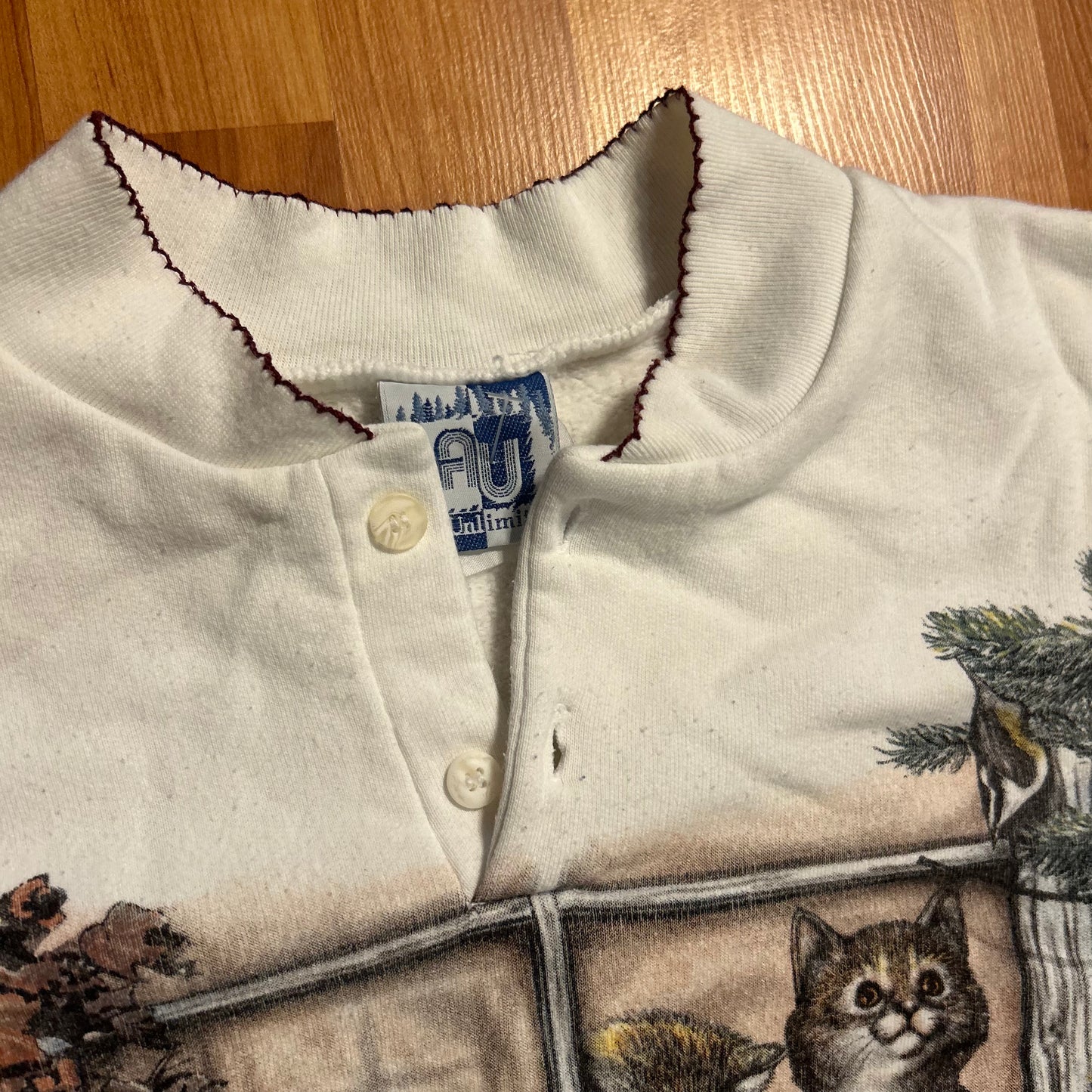 Art Unlimited White Cat Sweatshirt - Medium - 21" x 25.5"