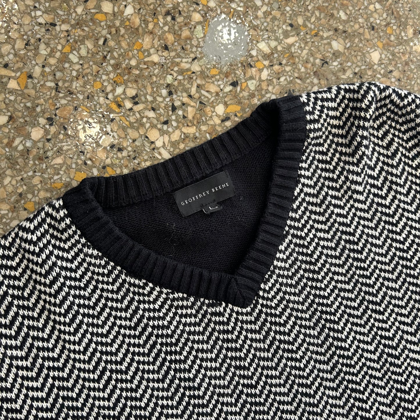 Geoffrey Beene Cotton Black White VNeck Sweater - Large - 22" x 27"
