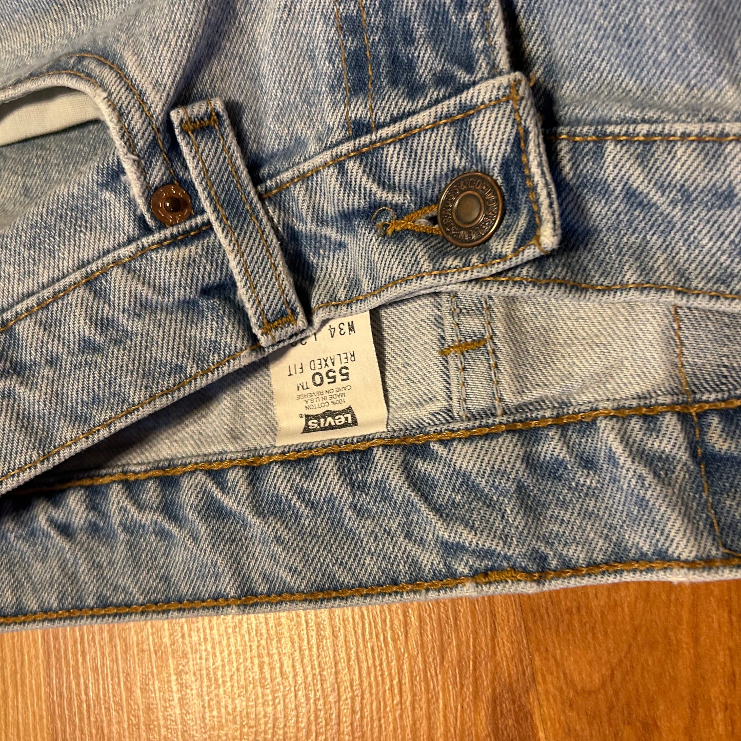 90's Levis 550 Light Wash Denim Blue Jeans - 33" x 32"