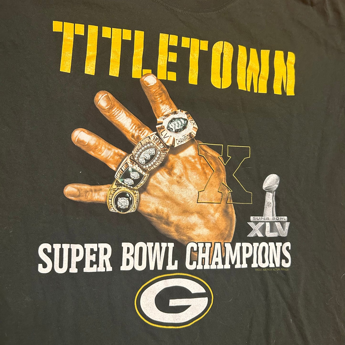 Gildan Green Bay Packers Titletown Cotton Super Bowl Champions NFL Football Green Tshirt - Large - 23" x 29"