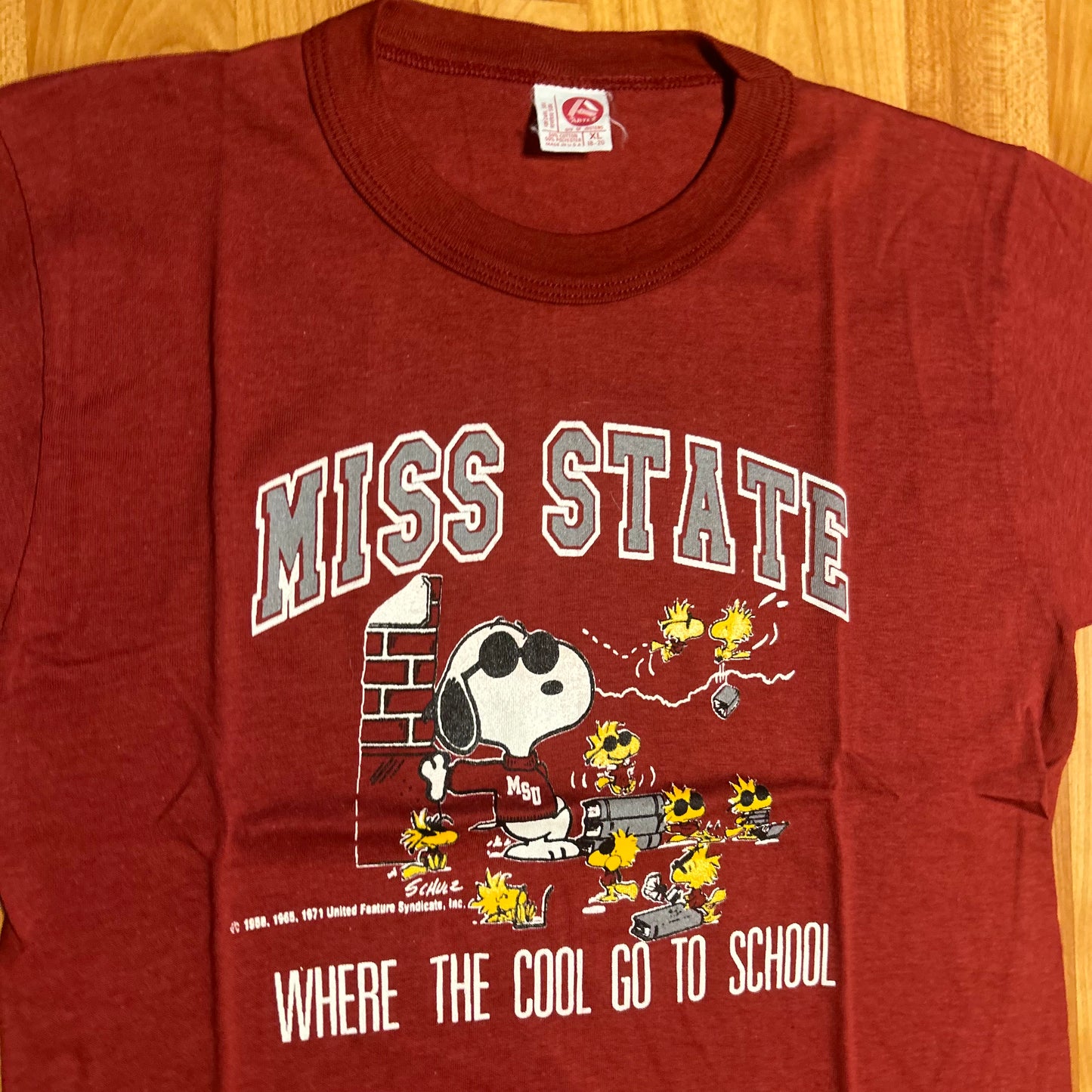 70/80’s Artex Mississippi State Miss State Snoopy Where The Cool Go To School Maroon Red Crimson College 50/50 Cotton Polyester Tshirt - XSmall - 16.5” x 27”