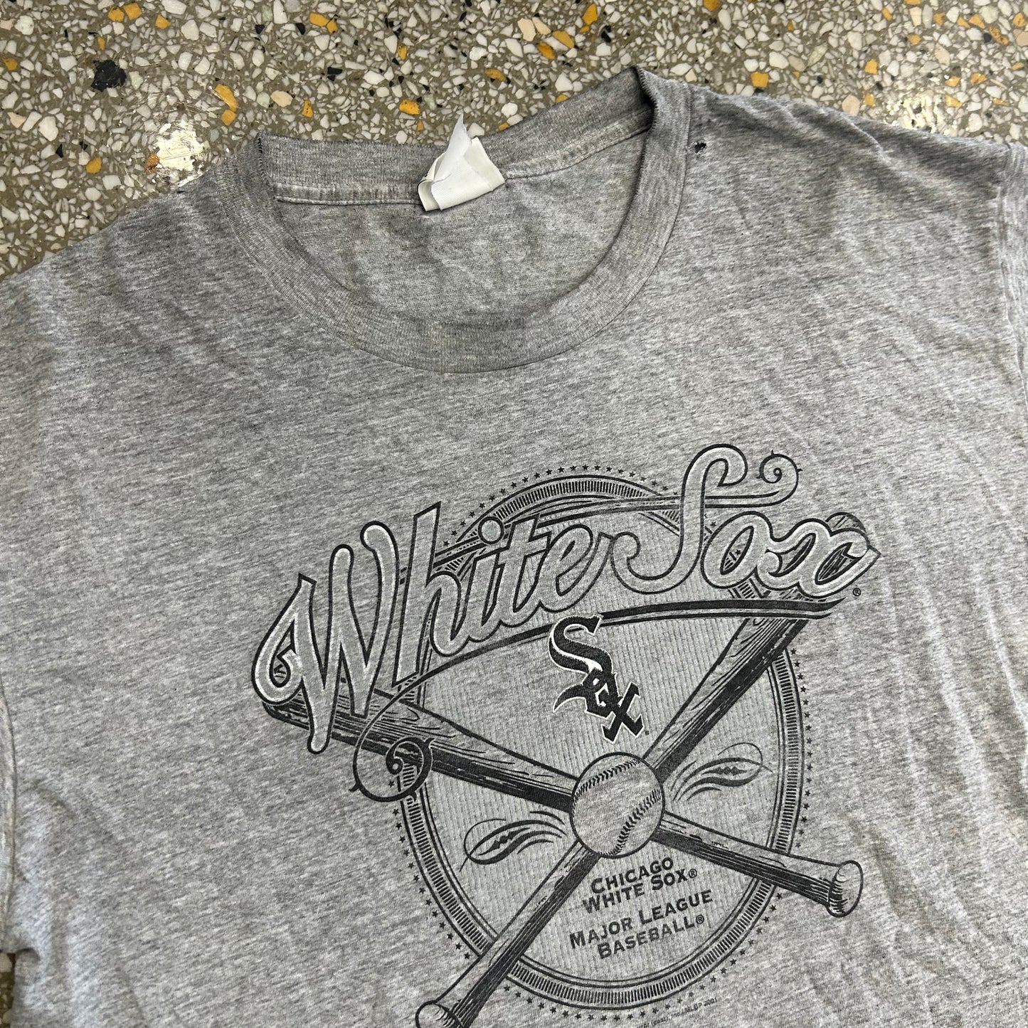 Lee Sport Chicago White Sox Grey Paper Thin Tshirt - Large - 22" x 30"