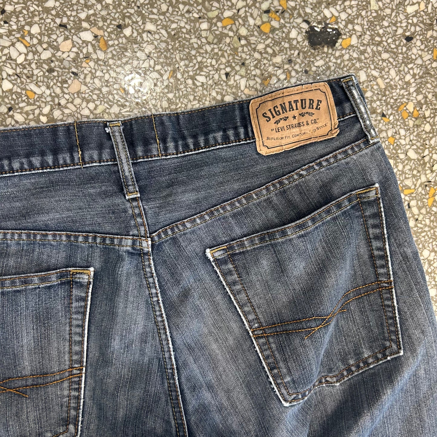 Signature Levis Slim Straight Fit Distressed Denim Jeans - 36" x 29"