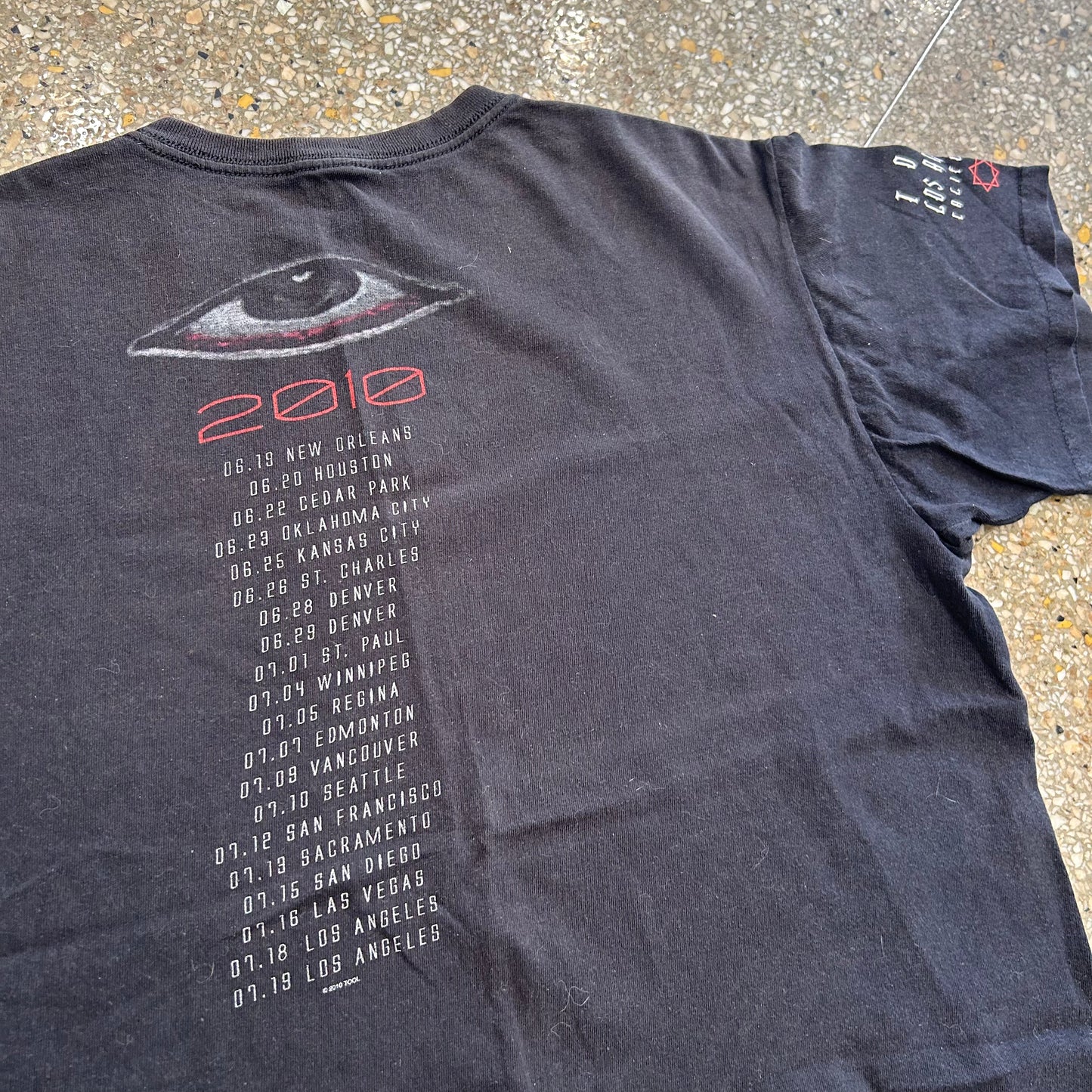 Tool 2010 Music Band Tour Tshirt - Large - 22" x 26"