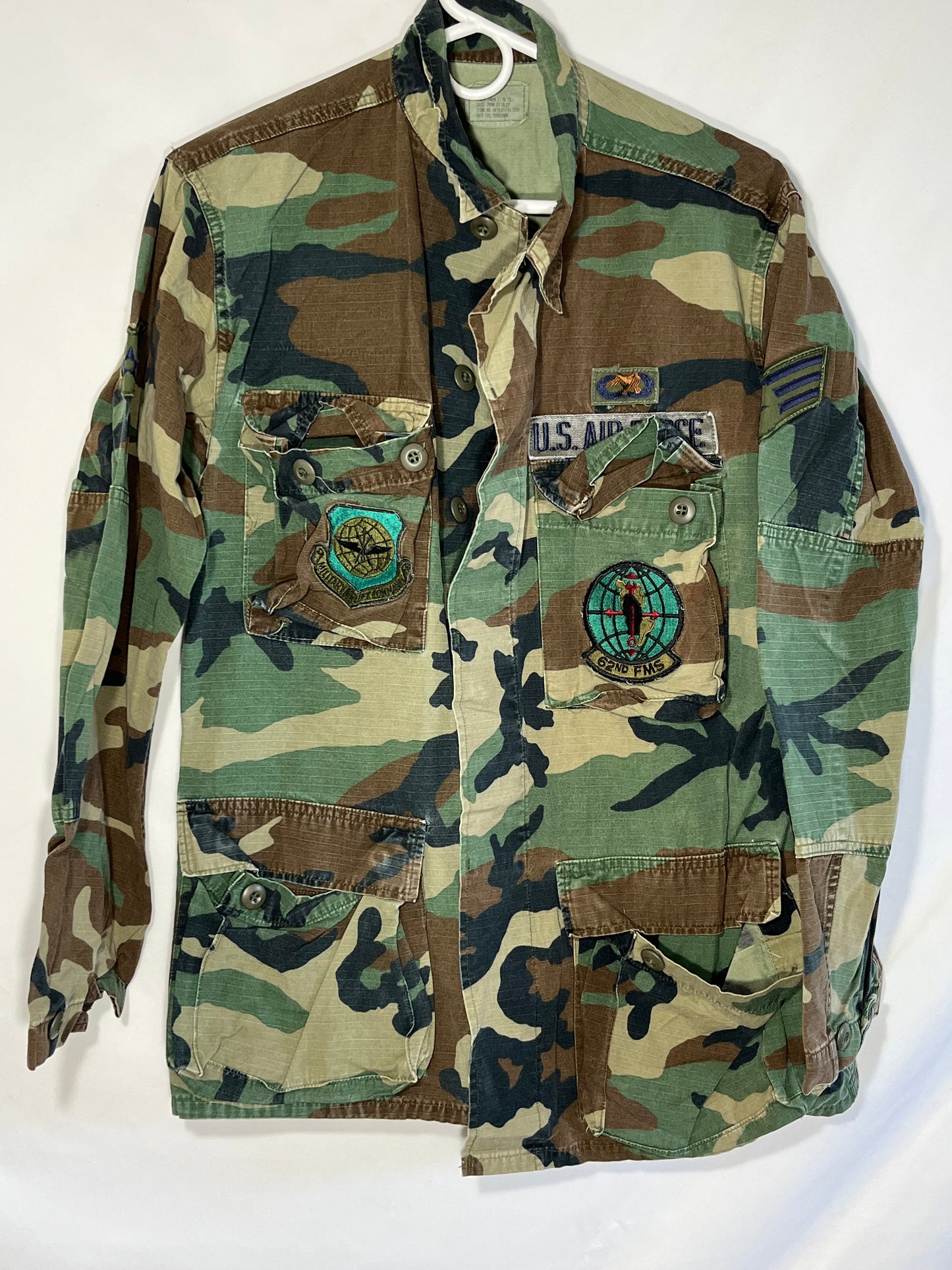 Camisa abotonada con parches militares - Mediana - 20.5” x 29”