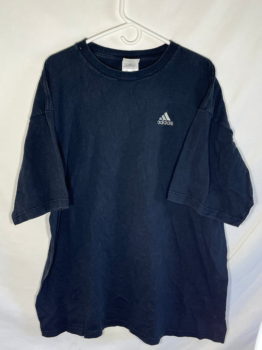 Camiseta con logo pequeño de Adidas - XL - 25.5" x 30"