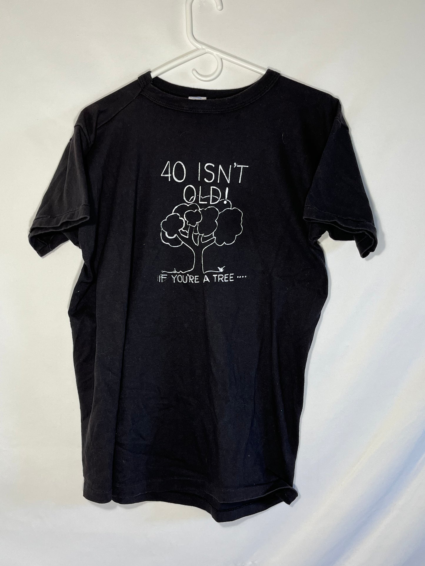 80/90's Champion 40 Isn't Old if You're a Tree Camiseta - Pequeña - 19.5" x 27"