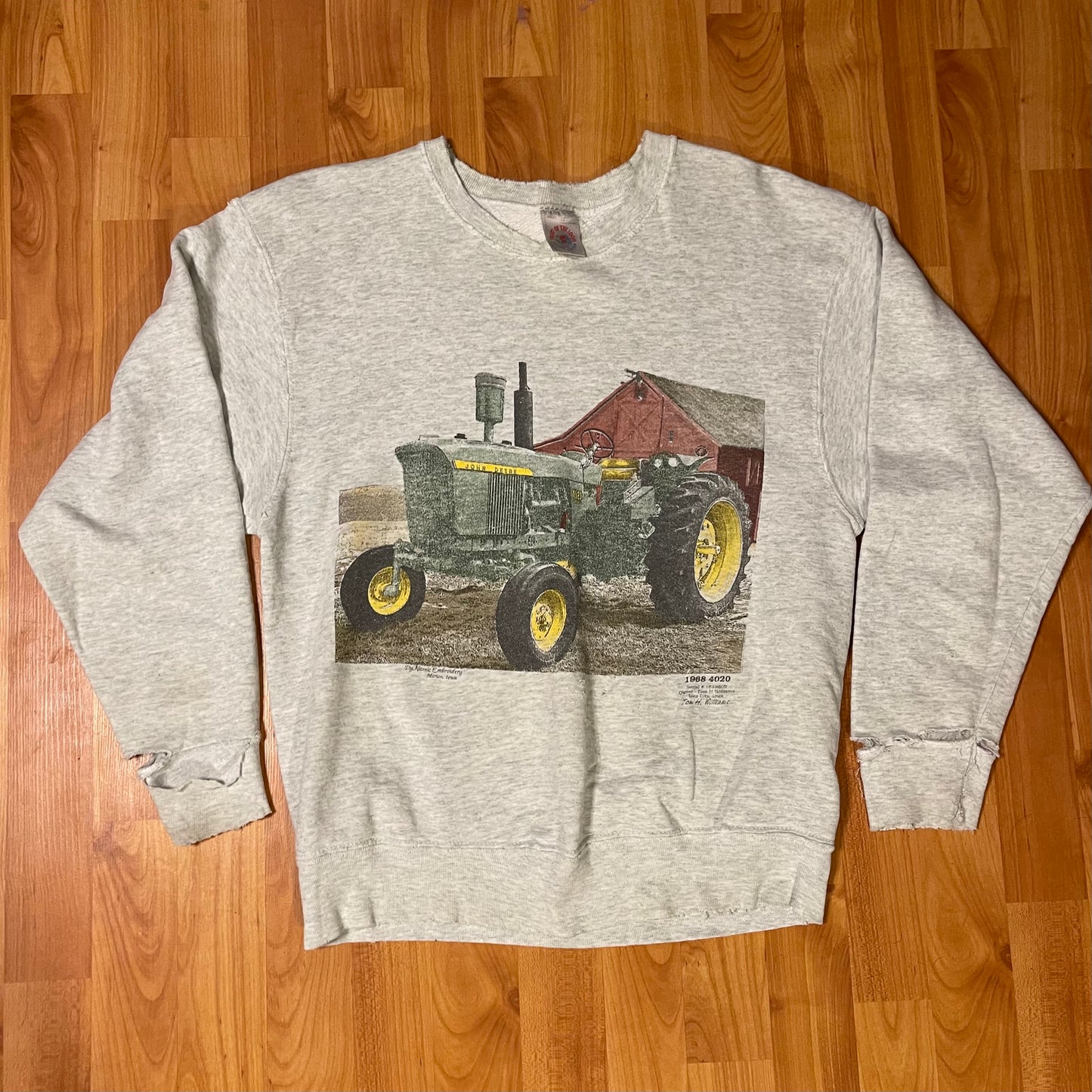 distressed fruit of the loom crewneck fits M