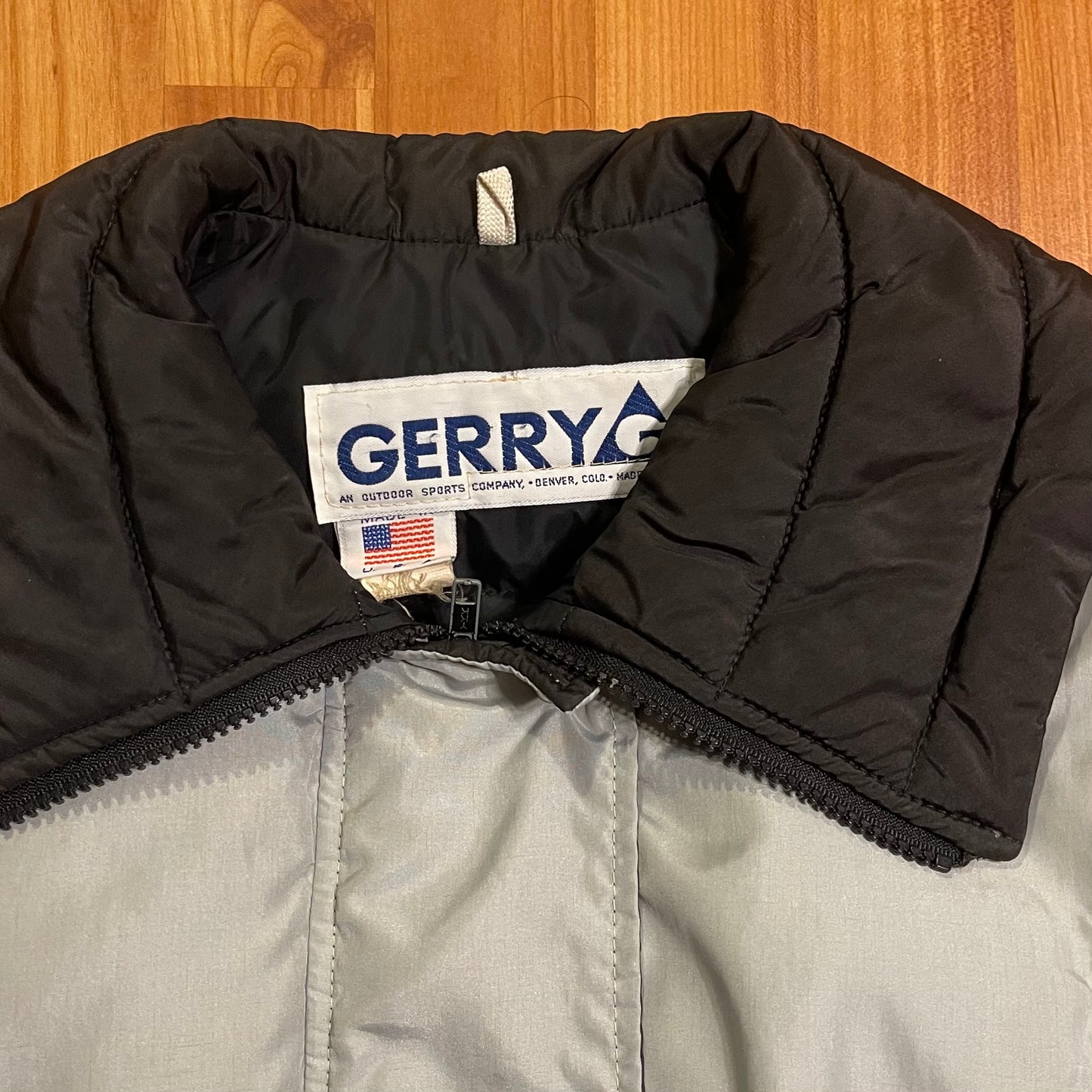 1990s gerry zip up jacket fits 21.5" x 23"