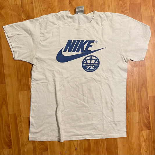 La camiseta Nike se ajusta como L