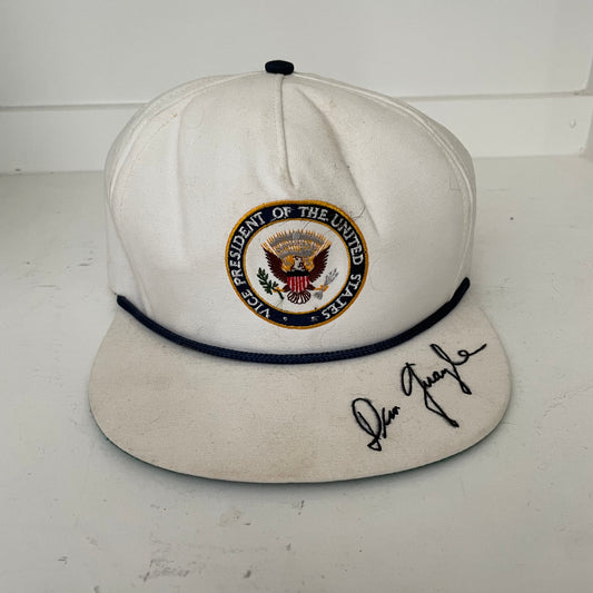 Sombrero firmado por el vicepresidente Dan Quayle