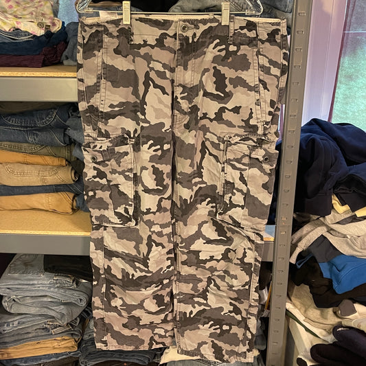 Levis White tab Camo Cargos 38" x 25"